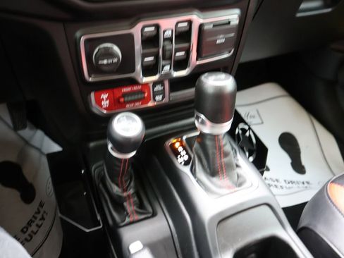 Used 2022 Jeep Wrangler Unlimited Rubicon w/ Cold Weather Group AWD/4WD image 39