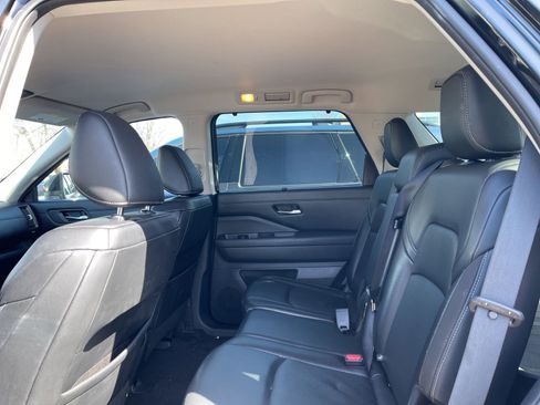 Used 2022 Nissan Pathfinder SL w/ SL Black Package image 4