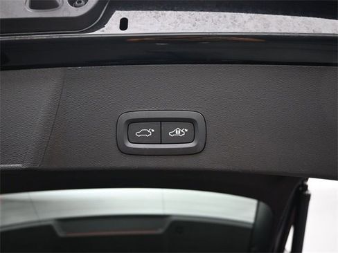 Used 2024 Volvo XC40 B5 Plus w/ Climate Package image 33