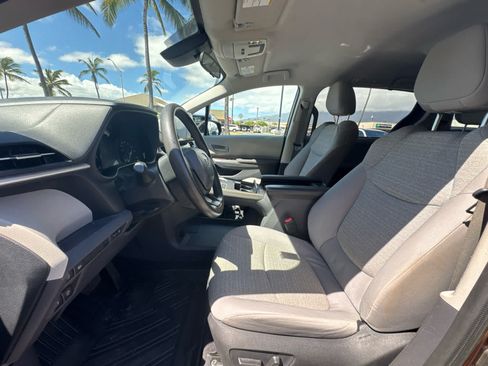 Used 2023 Toyota Sienna LE FWD image 9