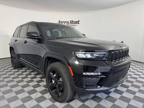 Used 2023 Jeep Grand Cherokee Limited w/ Black Appearance Package AWD/4WD image 6