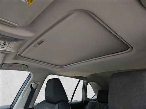 Used 2021 Toyota RAV4 XLE w/ Convenience Package FWD image 13