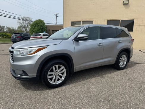 Used 2015 Toyota Highlander LE AWD/4WD image 4