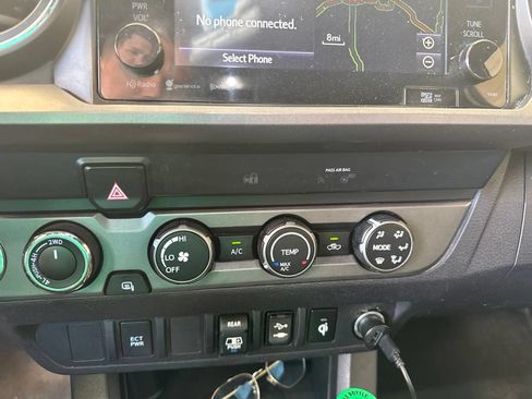 Used 2019 Toyota Tacoma TRD Off-Road AWD/4WD image 11