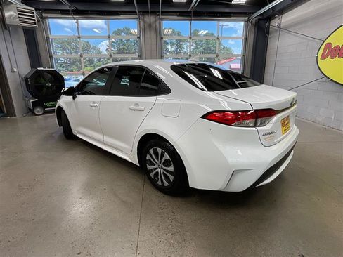 Used 2022 Toyota Corolla LE FWD image 3