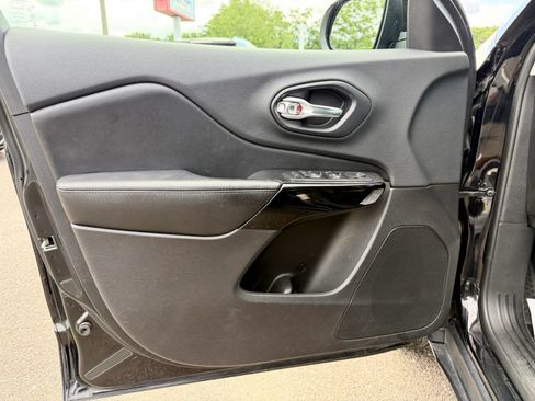Used 2019 Jeep Cherokee Latitude Plus AWD/4WD image 23