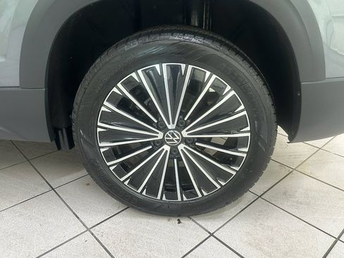 Used 2025 Volkswagen Taos SE FWD image 13