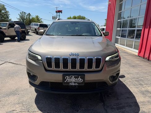 Used 2021 Jeep Cherokee Latitude Plus AWD/4WD image 3