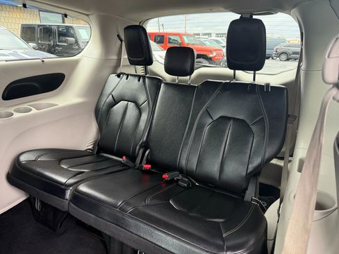Used 2022 Chrysler Pacifica Touring-L image 24
