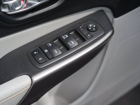 Used 2021 Jeep Cherokee Latitude Lux w/ Comfort/Convenience Group AWD/4WD image 16