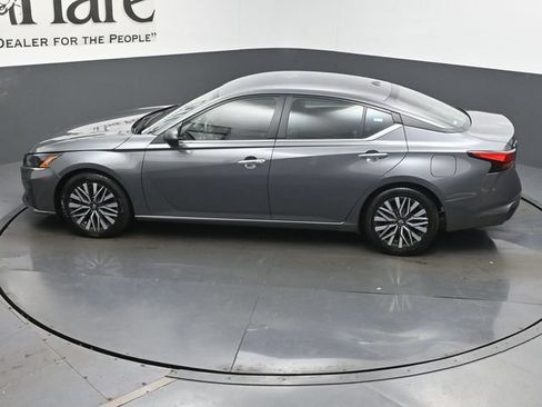Used 2024 Nissan Altima 2.5 SV FWD image 57