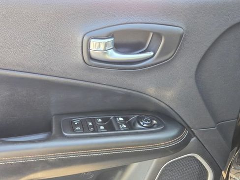 Used 2018 Jeep Compass Latitude w/ Popular Equipment Group FWD image 17