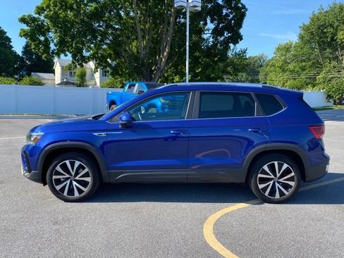 Used 2022 Volkswagen Taos SE FWD image 2