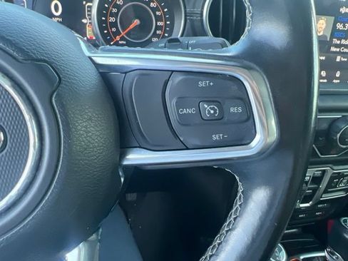 Used 2018 Jeep Wrangler Unlimited Sahara AWD/4WD image 10