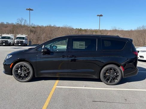 New 2026 Chrysler Pacifica Select w/ S Appearance Package FWD image 4