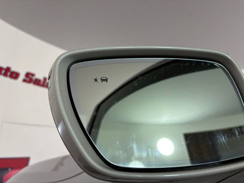 Used 2018 Buick Enclave Essence image 16