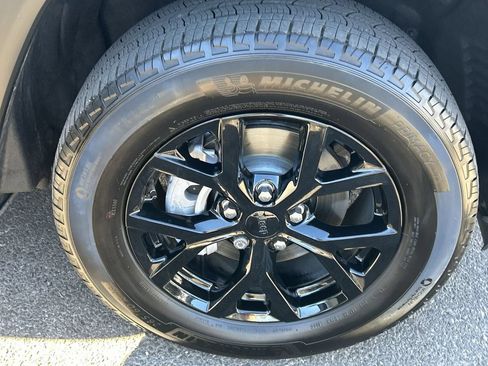 Used 2025 Jeep Grand Cherokee Altitude AWD/4WD image 6