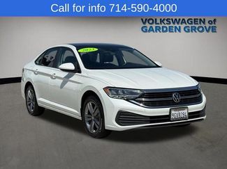 Used 2023 Volkswagen Jetta SE w/ Panoramic Sunroof Package FWD video 2