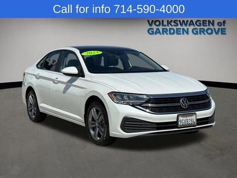 Used 2023 Volkswagen Jetta SE w/ Panoramic Sunroof Package FWD image 2