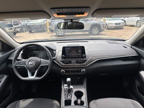 Used 2025 Nissan Altima 2.5 SV FWD image 33