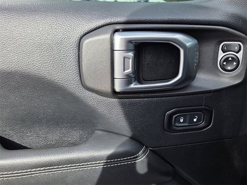 Used 2018 Jeep Wrangler Unlimited Sahara w/ Cold Weather Group image 18