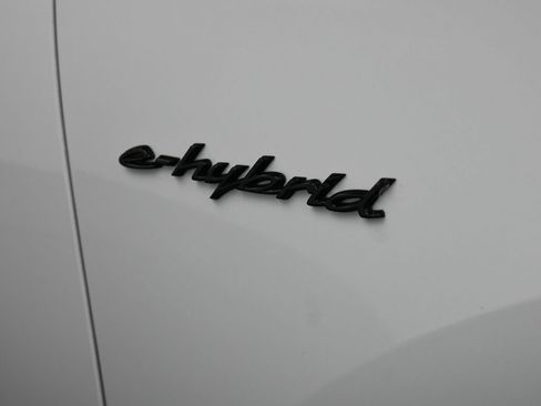 Certified 2024 Porsche Cayenne AWD/4WD image 31