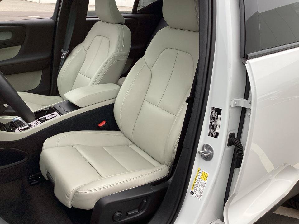Certified 2025 Volvo XC40 B5 Plus AWD/4WD image 34
