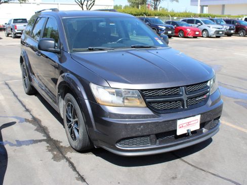 Used 2018 Dodge Journey SE w/ Connectivity Group FWD image 2