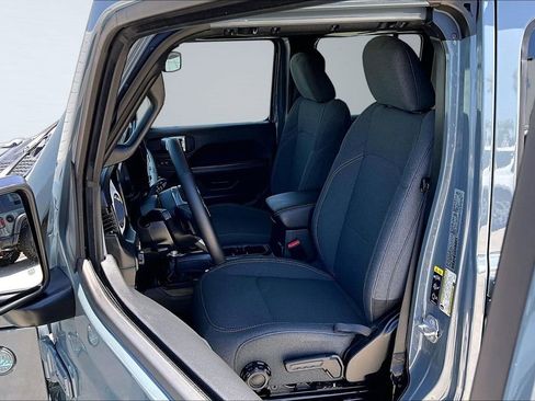 Used 2025 Jeep Wrangler Unlimited Sahara AWD/4WD image 3