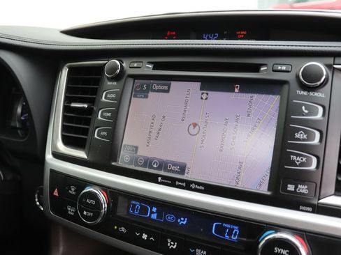 Used 2019 Toyota Highlander XLE AWD/4WD image 7