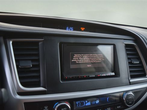 Used 2016 Toyota Highlander XLE AWD/4WD image 15