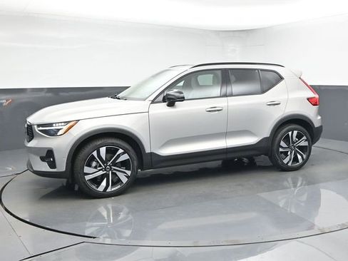 Used 2024 Volvo XC40 B5 Plus w/ Protection Package Premier image 4