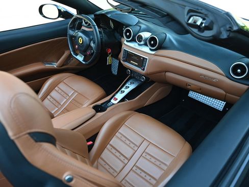 Used 2016 Ferrari California T RWD image 21