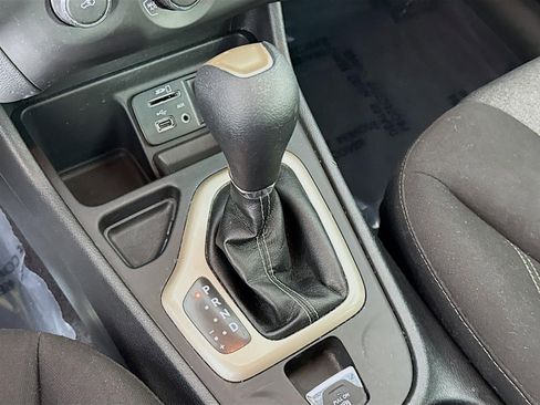 Used 2018 Jeep Cherokee Latitude w/ Altitude Package image 17