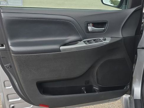 Used 2017 Toyota Sienna SE w/ SE Preferred Package image 28
