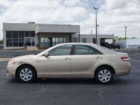 Used 2010 Toyota Camry LE FWD image 7