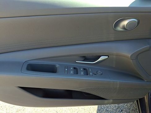 Used 2023 Hyundai Elantra SE w/ Preferred Accessory Package FWD image 12