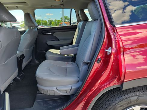Certified 2025 Toyota Highlander XLE FWD image 10