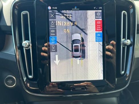 Certified 2025 Volvo XC40 B5 Plus image 25