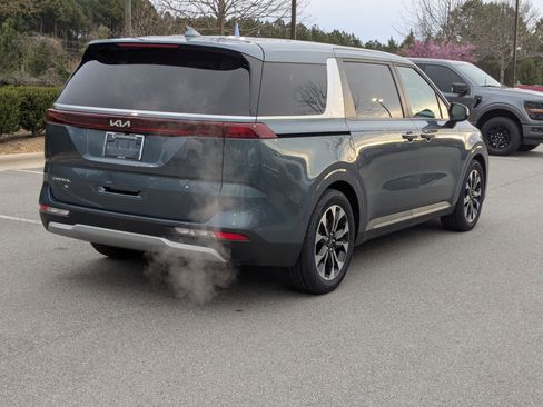 Used 2024 Kia Carnival EX image 4