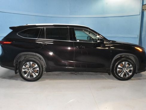 Used 2022 Toyota Highlander XLE AWD/4WD image 24