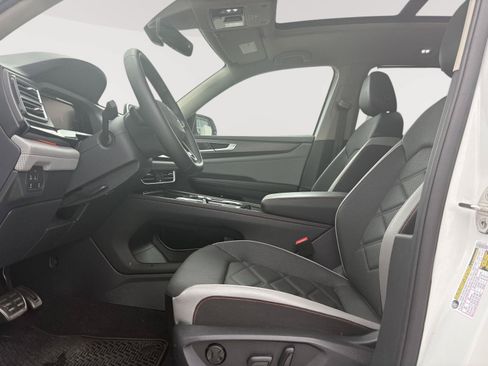 Used 2024 Volkswagen Atlas Peak Edition SE AWD/4WD image 42
