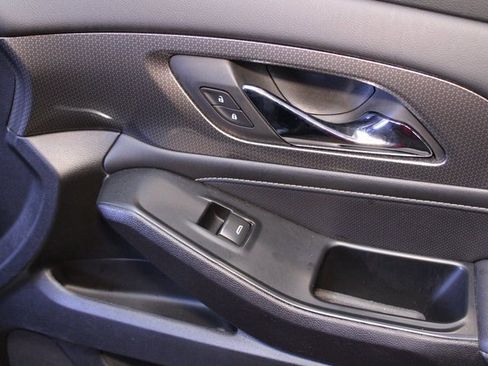 Used 2023 Chevrolet Traverse Premier image 9