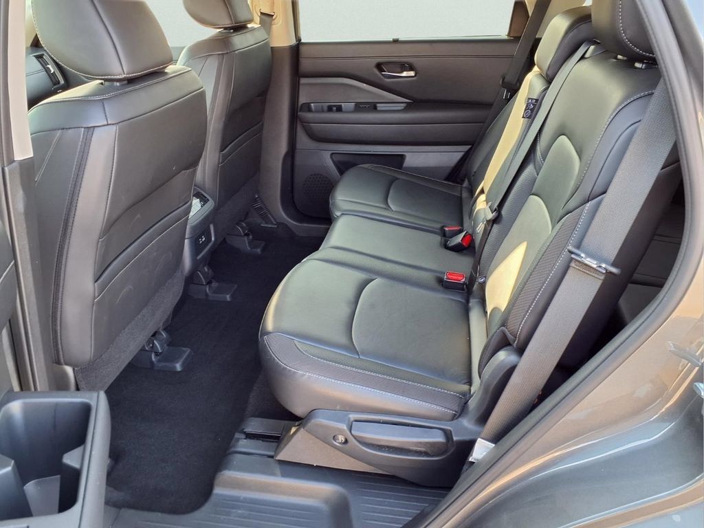 Used 2025 Nissan Pathfinder SL FWD image 24