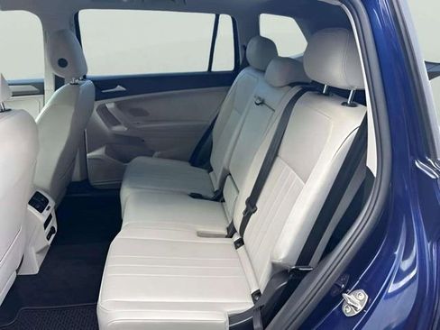 Used 2022 Volkswagen Tiguan SE w/ Panoramic Sunroof Package image 9