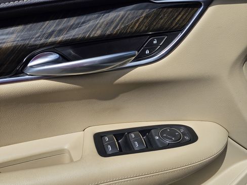 Used 2018 Cadillac XT5 FWD image 16