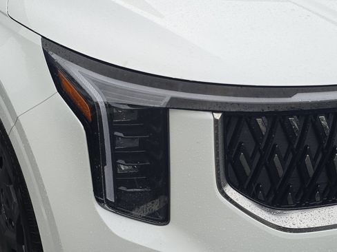 Used 2025 Kia Carnival FWD image 6