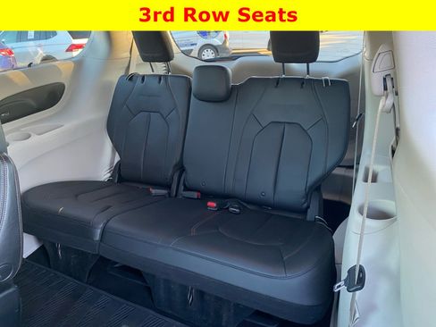 Used 2018 Chrysler Pacifica Touring-L w/ Tire & Wheel Group image 13