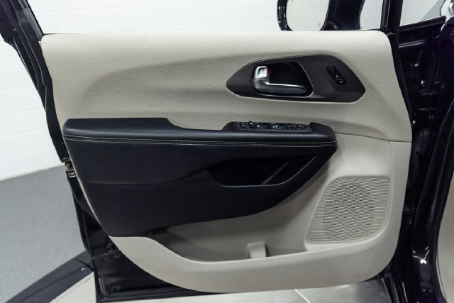 Used 2022 Chrysler Pacifica Touring-L FWD image 11