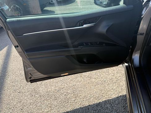 Used 2018 Toyota Camry SE image 11